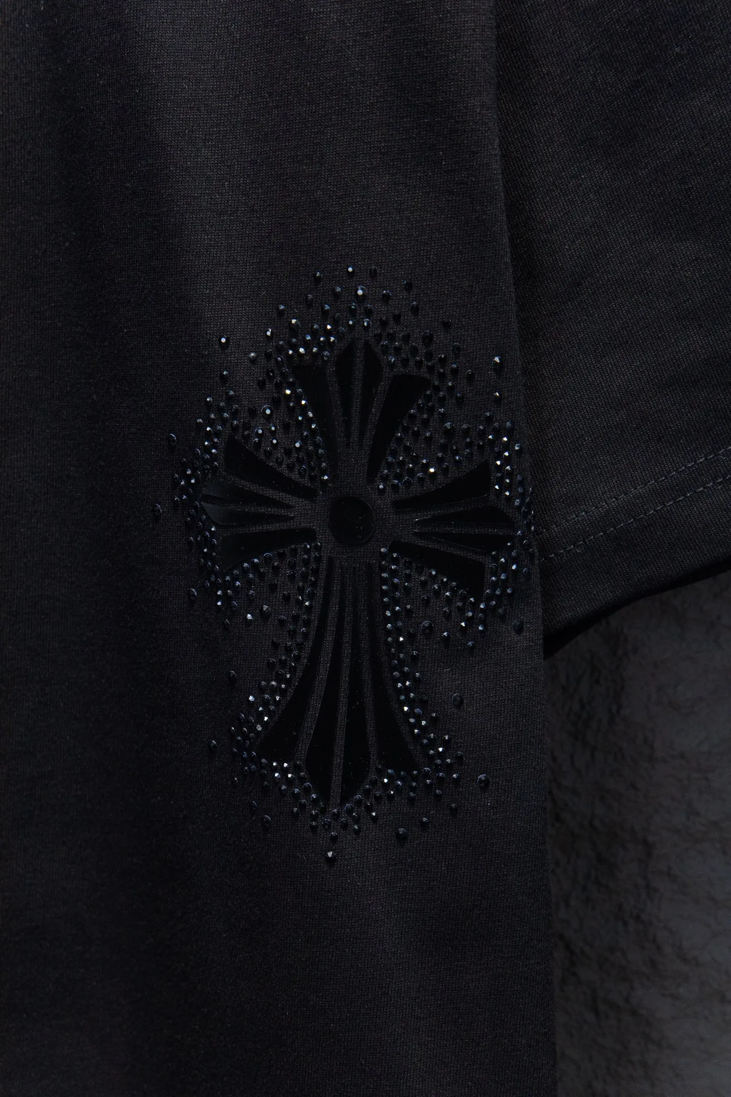 P190 🆕Chrome hearts 25ss os version is really charming and Chrome Hearts is really a must-have. Each season's new version is made to the extreme. It is very practical and can be worn casually. Nice✔️ - ⚠️100% cotton. It is made of 32-count double yarn, 260-gram weight fabric and imported knitted needle carded cotton. It has moderate thickness, drape and contour, and the upper body is comfortable! ! It is very tolerant to fat body types and can instantly lose five pounds after wearing it!  Specially ordered many Austrian hot diamonds, which have the bling bling effect of natural crystals under the light, with multi-faceted reflective points, and the production cost is extremely high. The laser molding includes a computer engraving machine and a laser machine, which are accurate in units of particles. Finally, it is hot and set at high temperature. After the hot ironing, the firmness needs to be tested repeatedly on the hot stamping. It can show colorful reflections under the light. The collar webbing extends to the shoulders for reinforcement, and the stitching at the joints. The hem and cuffs are all made with 0.2mm stitch double-thread stitching. They are carefully produced at a high cost. The attitude of making goods with a magnifying glass restores the quality and effect of the product. The full set of customized accessories only presents every detail to the customer. Printing is done using film printing. 50,000 positioning is very time-consuming. The body is treated with silicone elements, which greatly increases the interest of the clothing; unique visual effects. After special treatment, a unique effect is formed. An irregular hem is added to the version. This year's Kroxin is the main version. In the past two years, the oversize version has become the focus of the trend and has been a popular staple in the past two years. The change of designers has made this brand an instant hit. The progressive fashion of the times also needs the blood impact of fresh elements and trendy designs in order to continue its glory! It’s stylish both inside and outside, a must-have for high street travel! An absolute "eye-catching style" that can match couples 💏 Color: Black White Size: S M L XL